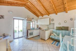 Beli Old Town Apartment - Happy Rentals في بيلي: مطبخ وغرفة معيشة مع أريكة