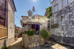 Beli Old Town Apartment - Happy Rentals في بيلي: منزل صغير فيه مظله على شارع +21 صورة