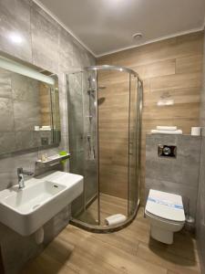 キーウにあるGrand Christer Hotelのバスルーム(シャワー、洗面台、トイレ付)