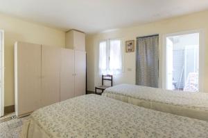 佛羅倫斯的住宿－Appartmento nel mercato centrale di San Lorenzo，一间卧室设有两张床和窗户。
