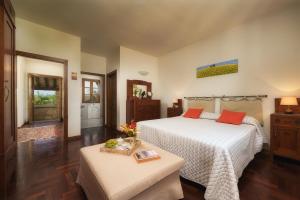 a bedroom with a bed and a table with a bed sidx sidx sidx at FONTE PINELLA 8, Emma Villas in Chiusi +47 photos
