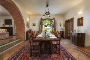 a dining room with a long table and chairs at FONTE PINELLA 8, Emma Villas in Chiusi