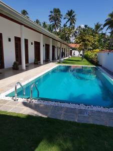 uma piscina no quintal de uma casa em Tortuga Beach Hotel em Paiyagala South