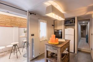 - une cuisine avec une table en bois dans une chambre dans l'établissement La Casa di Ely, à Lido di Camaiore