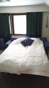 Giường trong phòng chung tại Talo uima-altaalla
