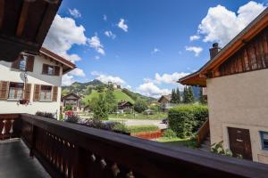 a balcony of a house with a view of a yard at Chalet Nostalgie in Chateau-d'Oex