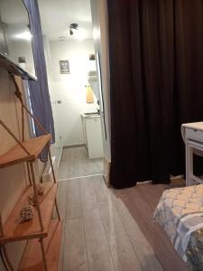 Zimmer mit Flur und Zimmer mit Bett in der Unterkunft Appartement calme et bien situé in Tarbes