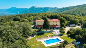 een luchtzicht op een villa met een zwembad bij Villa Calussovo in Ripenda Kras