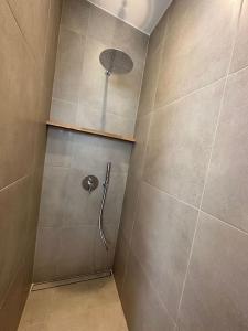 uma cabina de duche com uma cabeça de chuveiro na casa de banho em Villa Isa em Pogoniá