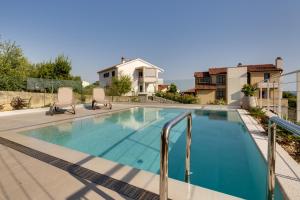 Bazén v ubytování Luxury semi detached villa Smokva 2 - near center and sea - by TRAVELER tourist agency Krk nebo v jeho okolí