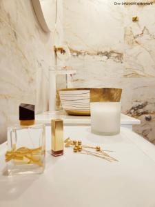 uma casa de banho com itens dourados e brancos num balcão em Apartments Sinković em Dubrovnik