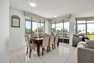 O zonă de relaxare la Horizon View Retreat by Ready Set Stay - Beach Views