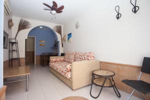 sala de estar con sofá y mesa en Mare Nostrum Apartments, en El Puerto de Santa María