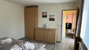 Schlafzimmer mit einem Bett, einer Kommode und einem Spiegel in der Unterkunft Ferienhaus Elke in Zinnowitz