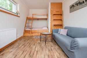 - un salon avec un canapé et des lits superposés dans l'établissement Apartamenty Kaszuby, à Szymbark
