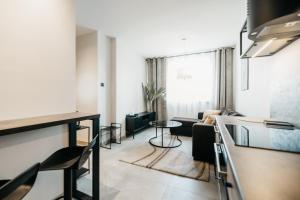 un salon avec un canapé et une table dans l'établissement Nocosfera Apartament Premium Ogrodowy I, à Kalisz