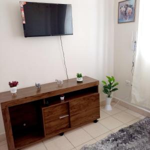 TV a/nebo společenská místnost v ubytování Mileslin Homes