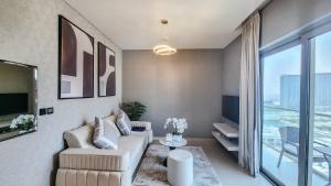 TV a/nebo společenská místnost v ubytování STAY BY LATINEM Luxury 1BR Holiday Home CVR A1410 near Burj Khalifa