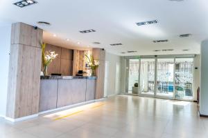 マル・デル・プラタにあるO2 Hotel Mar del Plataのキッチン、ロビーが備わる広い客室です。