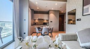 Kuchyň nebo kuchyňský kout v ubytování STAY BY LATINEM Luxury 1BR Holiday Home CVR A1410 near Burj Khalifa