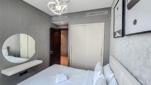 Postel nebo postele na pokoji v ubytování STAY BY LATINEM Luxury 1BR Holiday Home CVR A1410 near Burj Khalifa