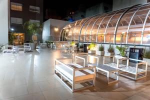 een lobby met tafels en stoelen voor een gebouw bij O2 Hotel Mar del Plata in Mar del Plata