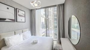Postel nebo postele na pokoji v ubytování STAY BY LATINEM Luxury 1BR Holiday Home CVR A1410 near Burj Khalifa