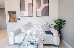 Posezení v ubytování STAY BY LATINEM Luxury 1BR Holiday Home CVR A1410 near Burj Khalifa