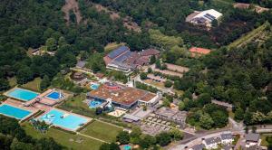 an aerial view of a mansion with a swimming pool at Hotel am Stimbergpark in Oer-Erkenschwick