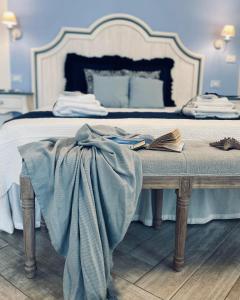 um quarto com uma cama com um cobertor em La Casa Di Ada E Gigi Vacanze em Porto Cesareo