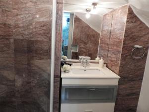 un bagno con lavandino e doccia di Alandroal Guest House, Hotel ad Alandroal Altre 78 foto