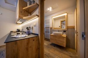 eine Küche mit einer Spüle und einer Arbeitsplatte in der Unterkunft Cesa dele Angele in Colle Santa Lucia