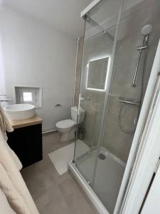 une salle de bain avec une douche, un lavabo et des toilettes dans l'établissement Duplex rénové au Calme et Central, à Caen
