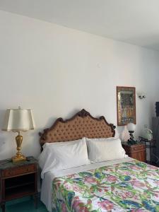 sypialnia z łóżkiem i stołem z lampką w obiekcie La Dolce Vita a Positano boutique hotel w mieście Positano