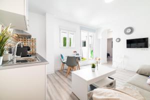 Apartamento blanco con cocina y sala de estar. en Reyes Albaicín, en Granada