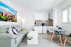 una sala de estar con un sofá y una mesa en Reyes Albaicín, en Granada