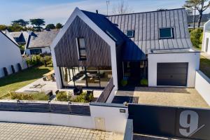 Domaine de la pointe Quiberon في كويبيرون: اطلاله هوائيه على منزل بسقف ازرق
