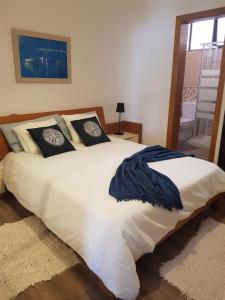 テギセにあるSuite Bucicaのベッドルーム(大きな白いベッド、枕付)