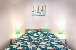 una camera da letto con un letto con un piumone colorato di Marina Real 2434 a Manilva