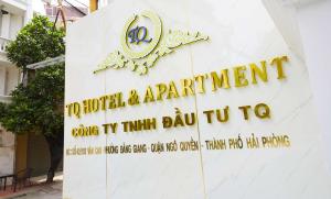 uma placa que diz que não há hotel, apartamento e um edifício em TQ Hotel & Apartment em Hai Phong