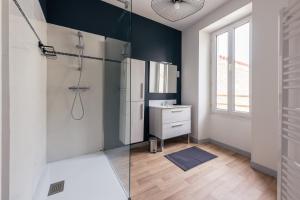 ein Bad mit einer Dusche und einem Waschbecken in der Unterkunft Coquette maison & extérieur in Cognac
