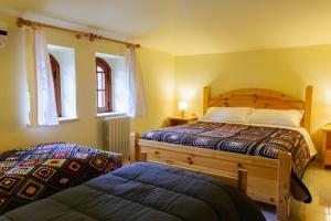 1 dormitorio con cama de madera y ventana en Terrematte turismo e natura, en Polizzi Generosa