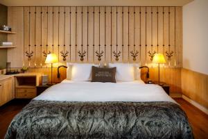 Postel nebo postele na pokoji v ubytování Hotel Piz Buin Klosters