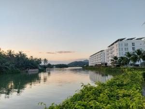 - une vue sur une rivière avec des bâtiments et des palmiers dans l'établissement Champa Island Nha Trang - Resort Hotel & Spa, à Nha Trang