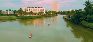 een groep mensen in een rivier in een stad bij Champa Island Nha Trang - Resort Hotel & Spa in Nha Trang