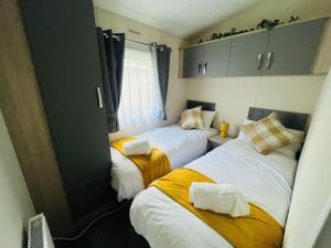 Postel nebo postele na pokoji v ubytování Pine Lodge with Hot Tub