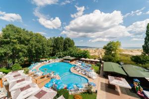 una vista aérea de una piscina en un complejo en Hotel Delfin - All Inclusive, en Sunny Beach