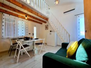 soggiorno con divano, tavolo e scale di Apartments Zonta 800 m From Beach a Rovigno (Rovinj)
