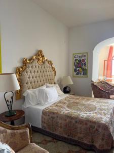 En eller flere senger på et rom på La Dolce Vita a Positano boutique hotel
