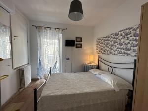 a bedroom with a bed and a large window at Villino Tokupellon Apartments in Cupello